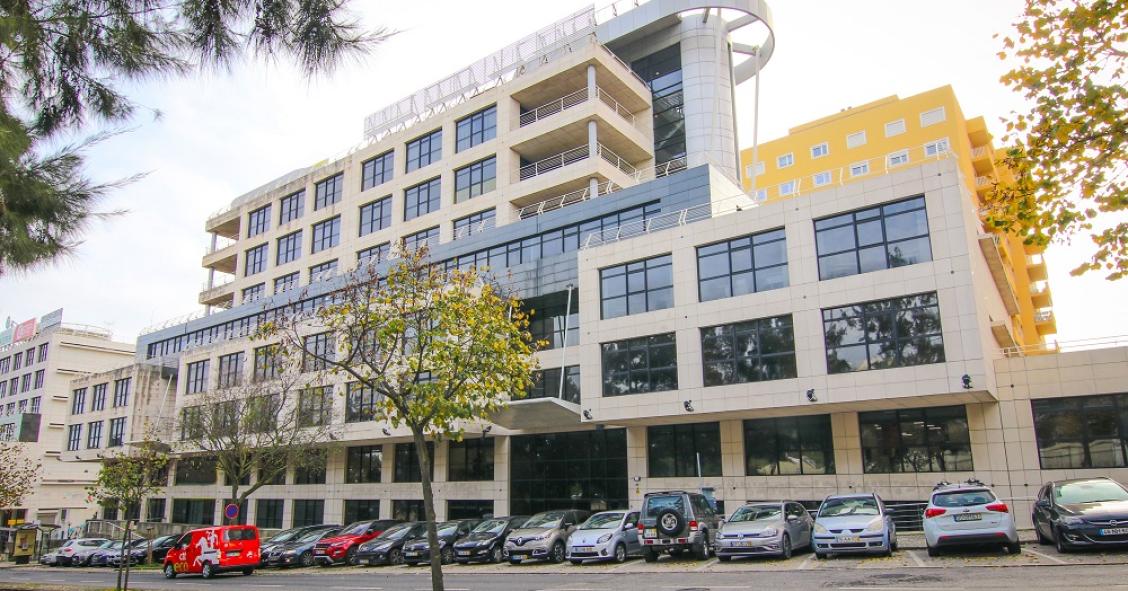 Atenção empresas: há um grande edifício de escritórios em Miraflores à procura de inquilino
