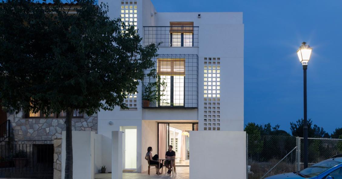 Iluminada, à noite