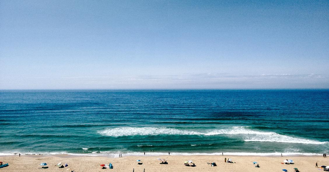 Verão no pós-covid: ir à praia e dar um mergulho? Guia para cumprir as regras e estar em segurança