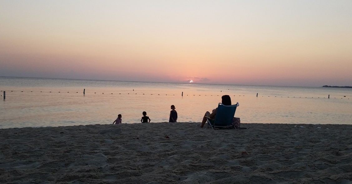 Trabalhar à distância desde um destino paradisíaco? Nas Ilhas Caimão é possível, mas só para alguns...