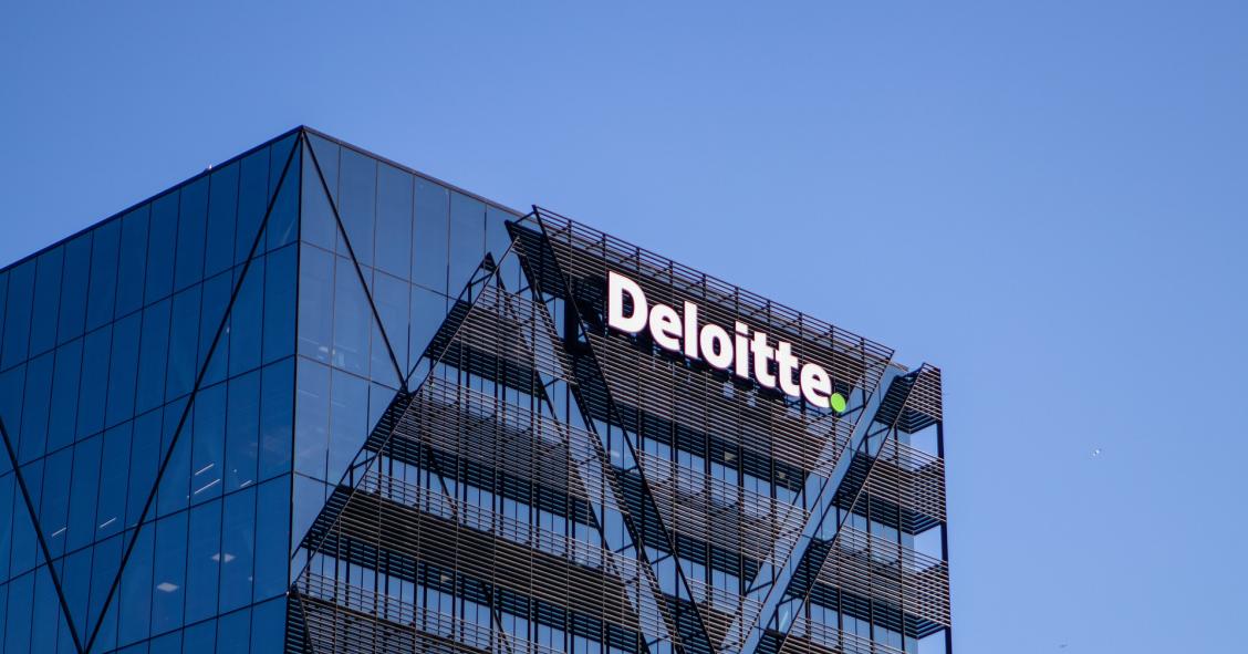 Deloitte fecha quatro escritórios no Reino Unido e põe 500 pessoas em teletrabalho permanente