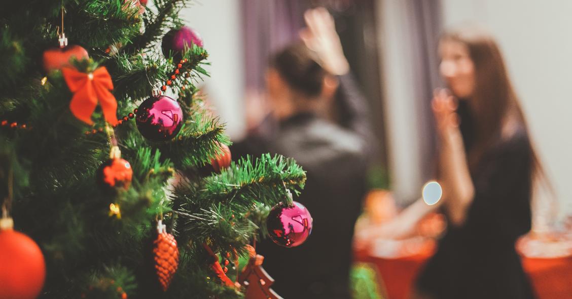 Como organizar uma festa de Natal virtual com a família e amigos