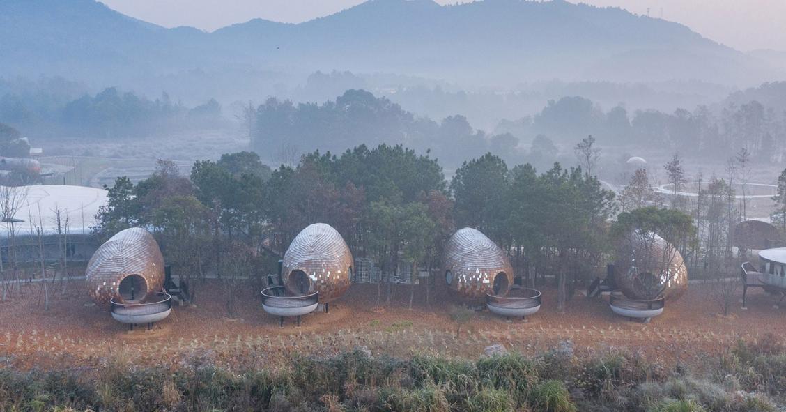 Este hotel rural exótico na China é feito de cabanas únicas (e muito peculiares)