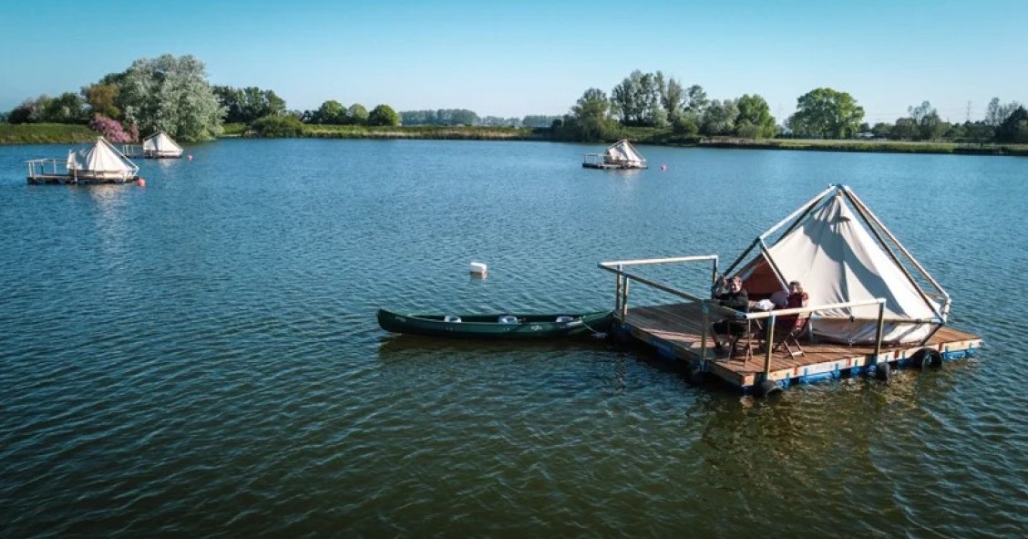 Férias alternativas: passar a noite em tendas no meio de um lago belga