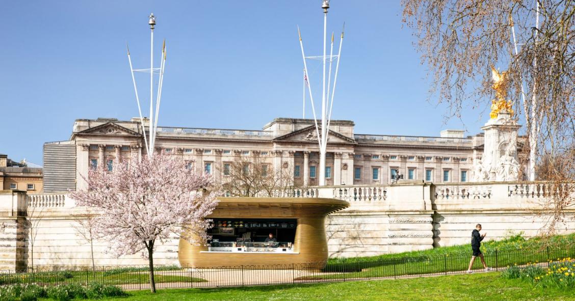 Assim é o pequeno e “curioso” quiosque às portas do Palácio de Buckingham