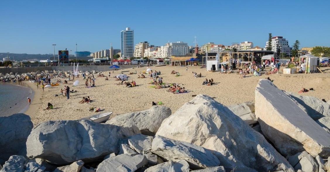 Complexo Piscina de Mar na Figueira da Foz "chumbado"