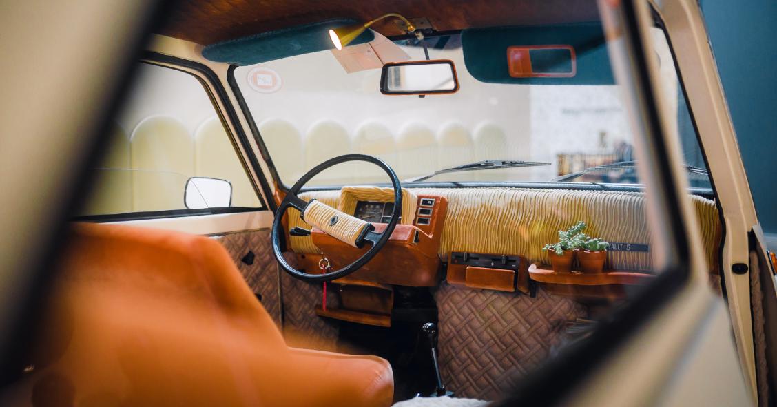 Carro transformado em sala