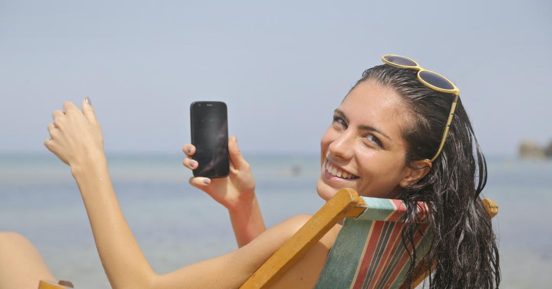 Mulher de férias a sorrir