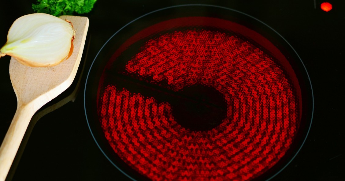 Como funciona um fogão de indução? Tudo sobre preços, prós e contras