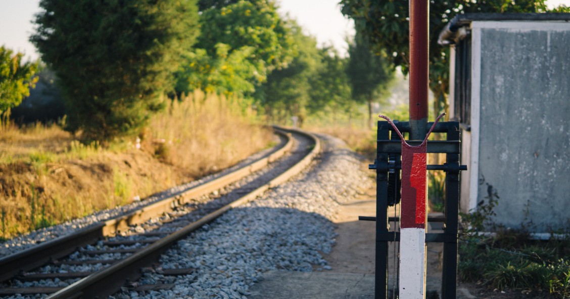 Construção de ferrovia obriga à demolição de casas