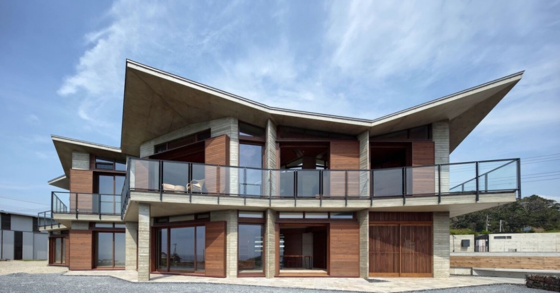 Casa de luxo com vista para o mar e com uma forma curiosa no Japão