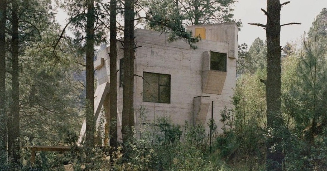 Uma casa de cimento que lembra as antigas fortalezas da selva mexicana