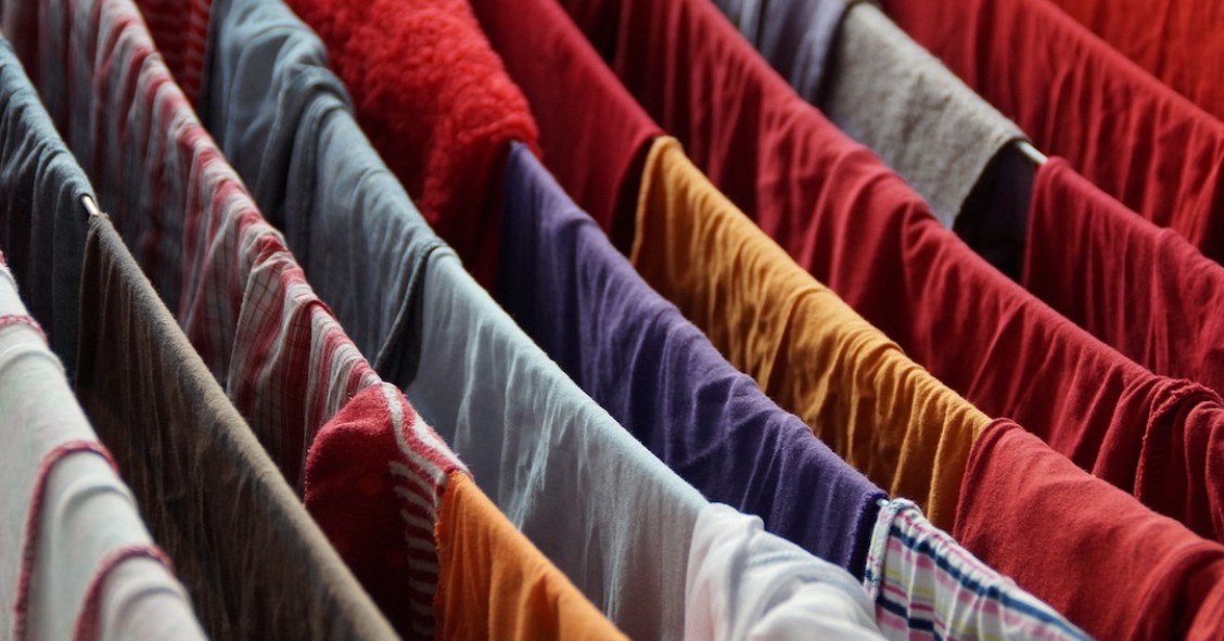 secagem de roupa colorida