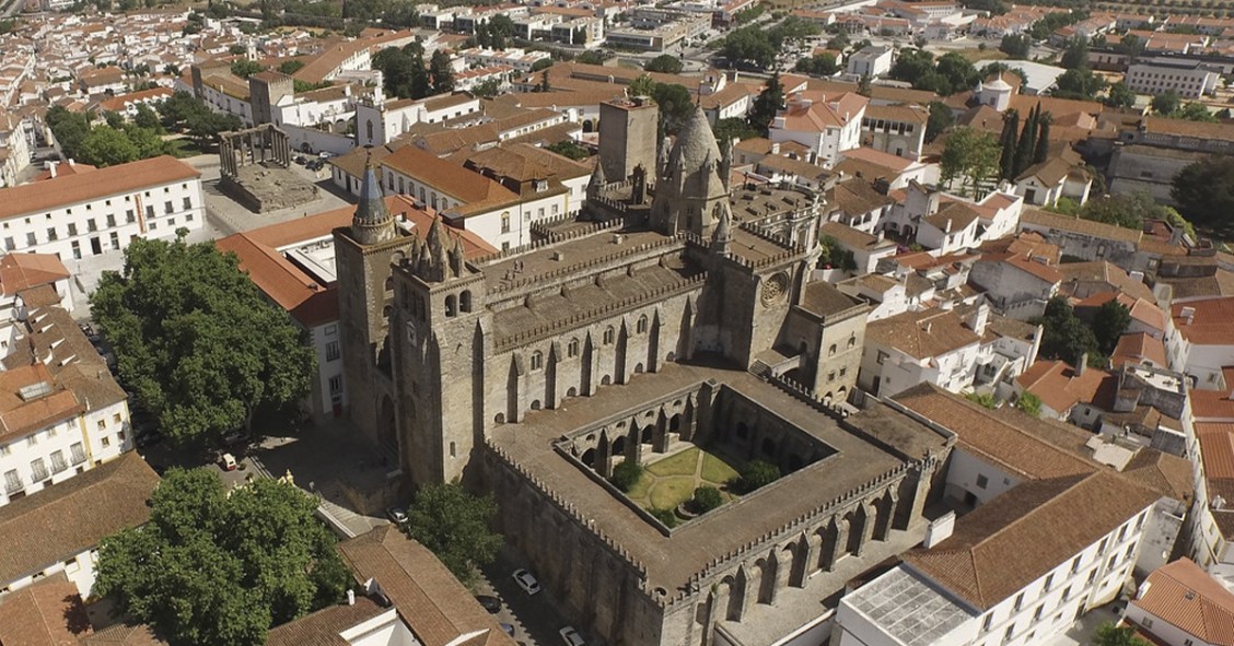 Évora