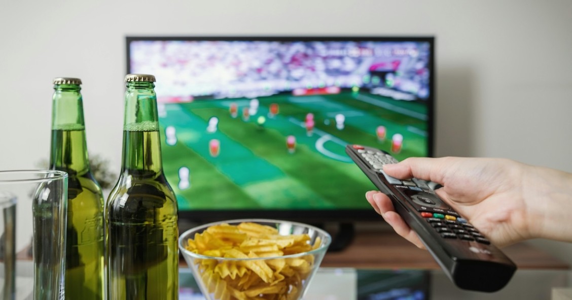 festa de futebol na sala de estar