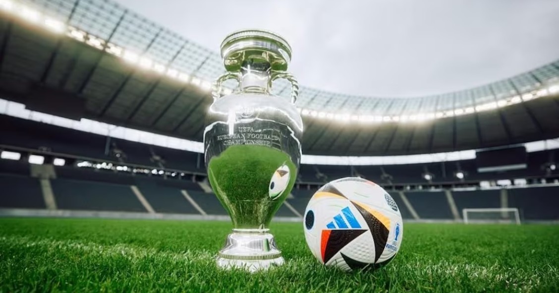 taça e bola oficial do Euro 2024