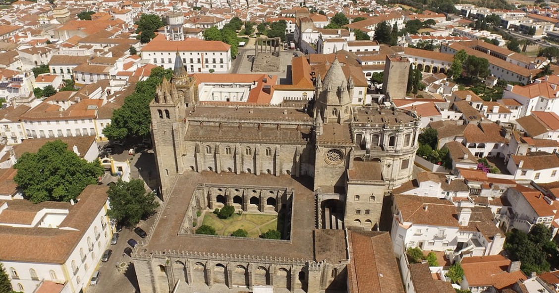 Évora