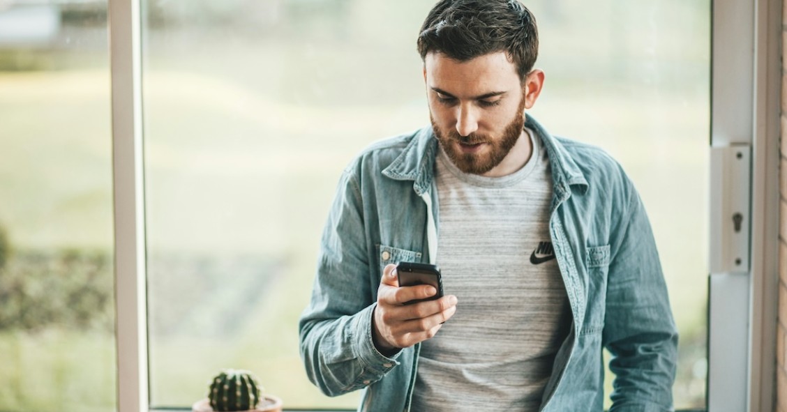 jovem a utilizar o smartphone
