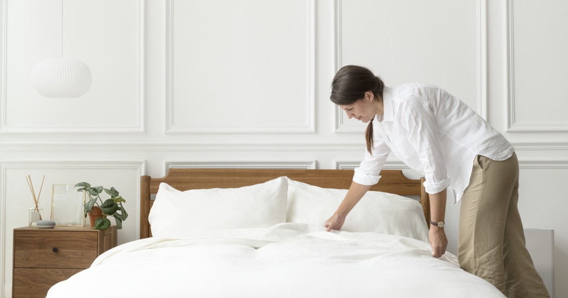 Mulher a fazer a cama