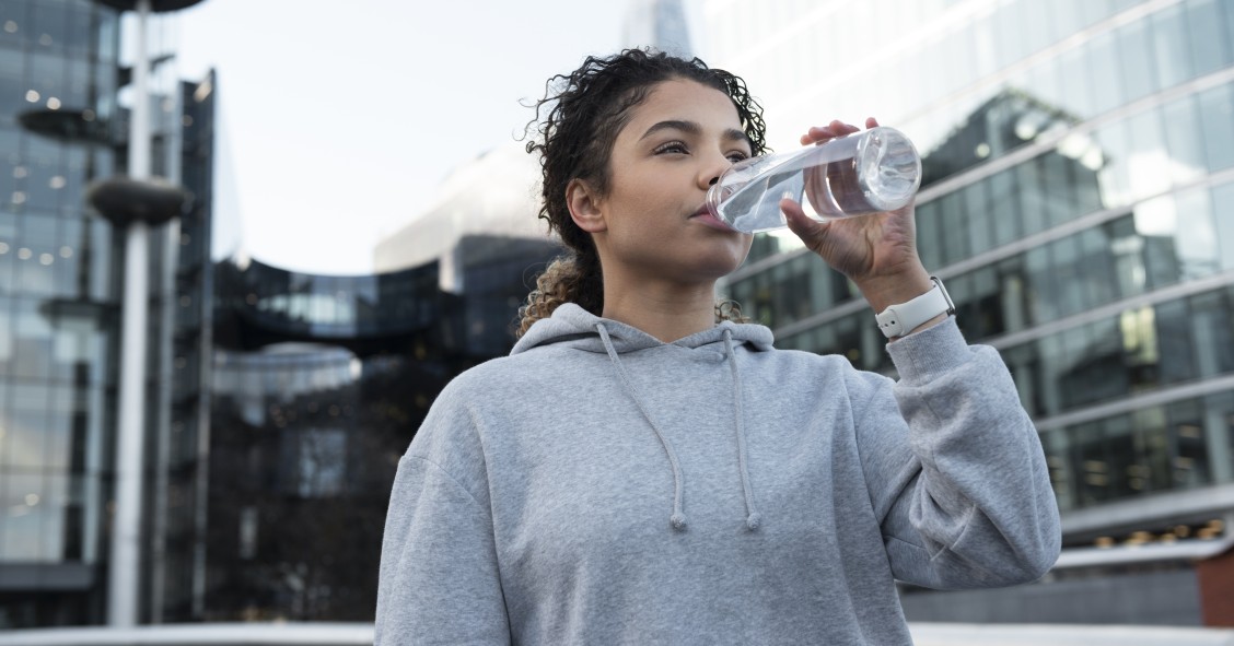 limpar garrafas de plastico