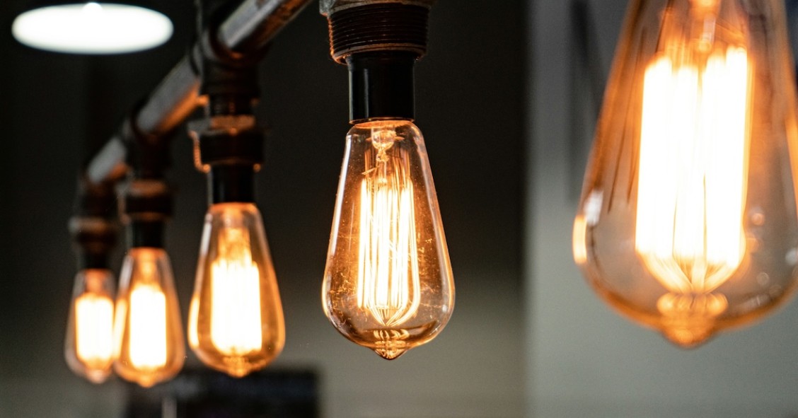 luzes penduradas no teto