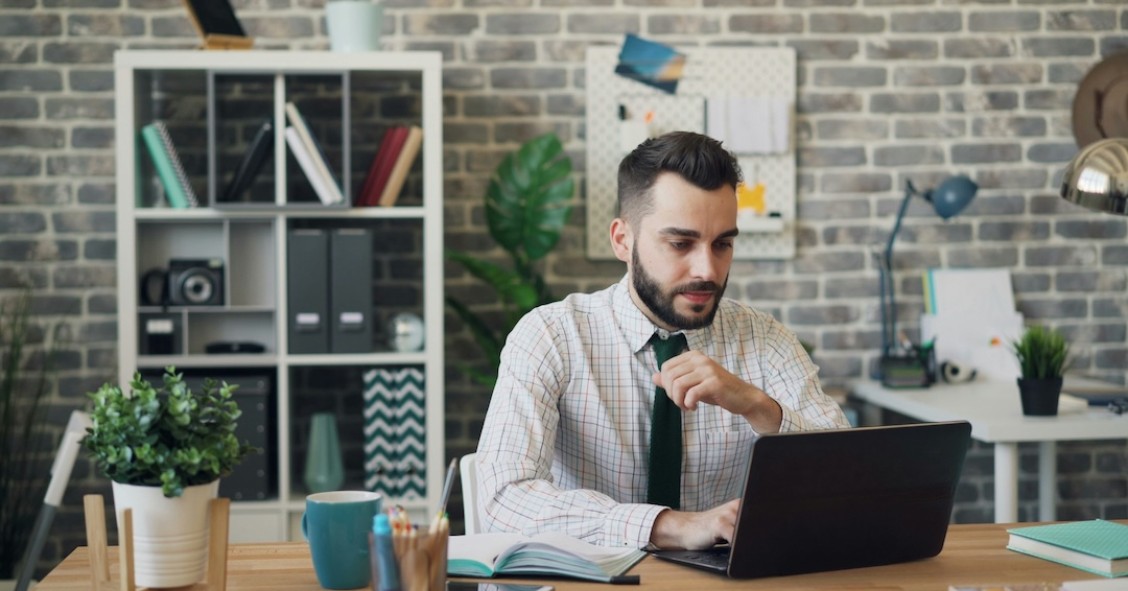 jovem em frente do computador