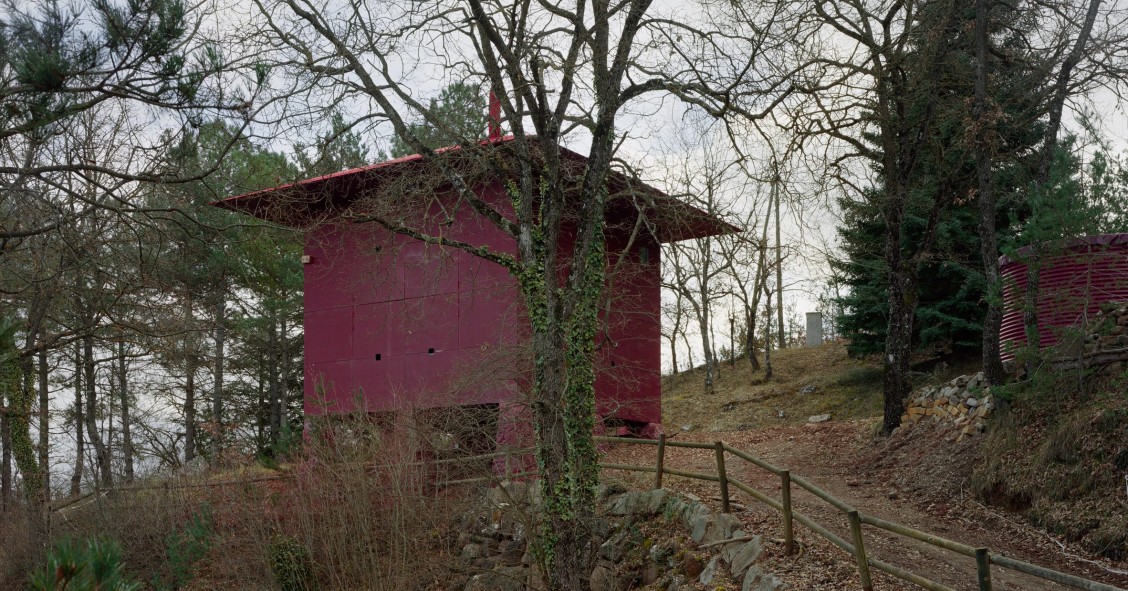 La Prefab House Changeover, diseñada por el estudio TEST, está ubicada en un bosque de hayas en la provincia de Barcelona.