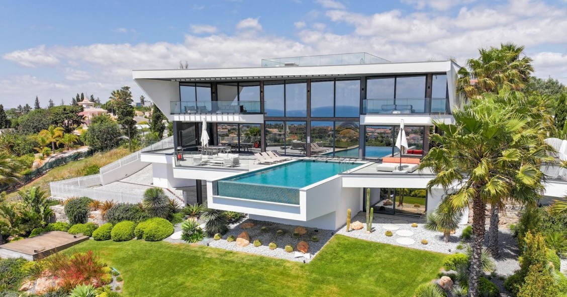 Modern villa for sale in the Algarve
