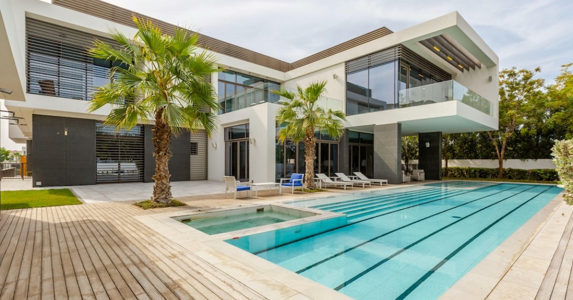 deck de madeira junto a piscina