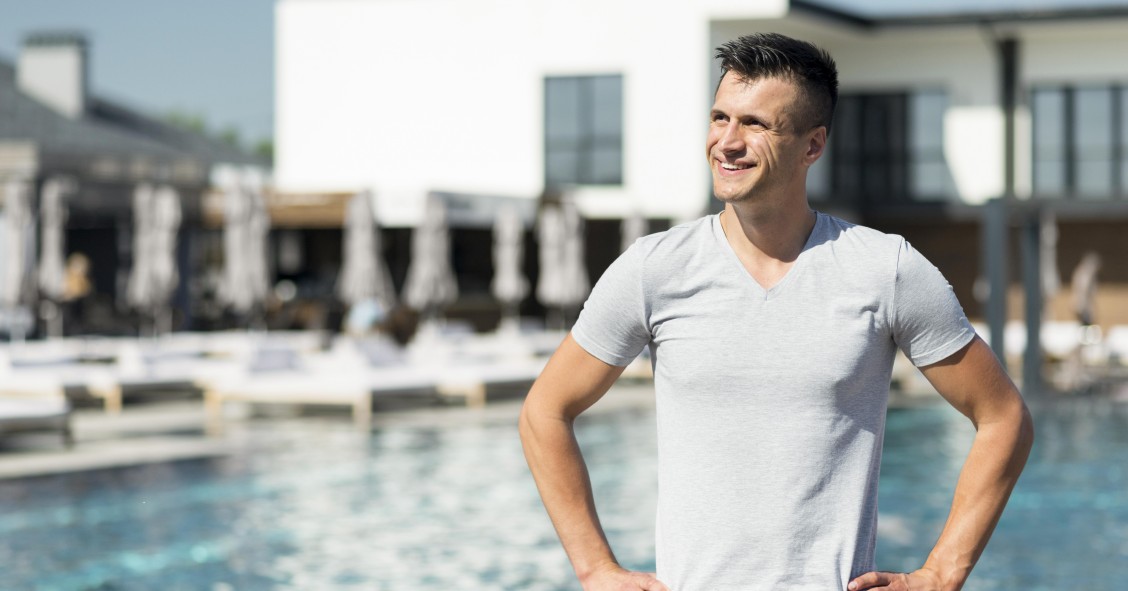 homem em frente à piscina