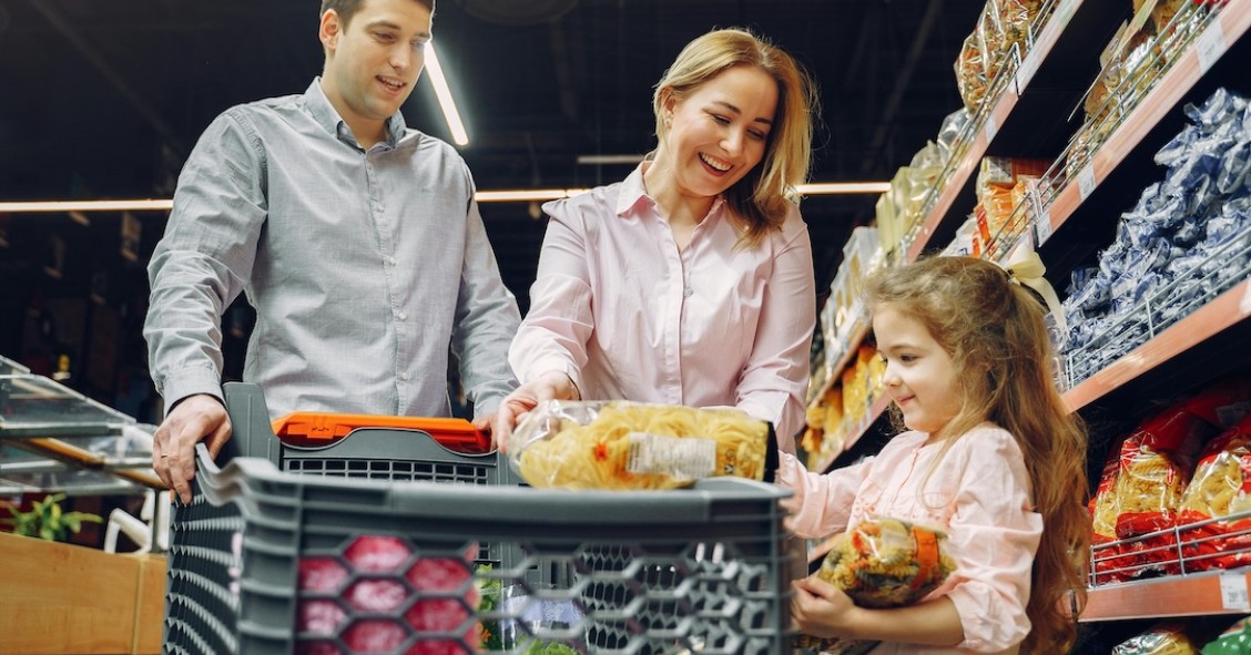 família em supermercado