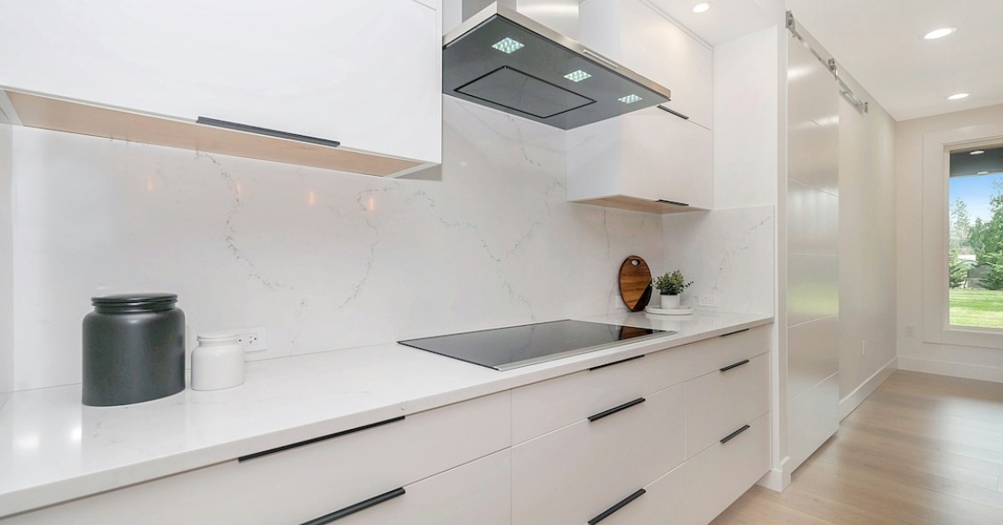 placa elétrica em cozinha branca