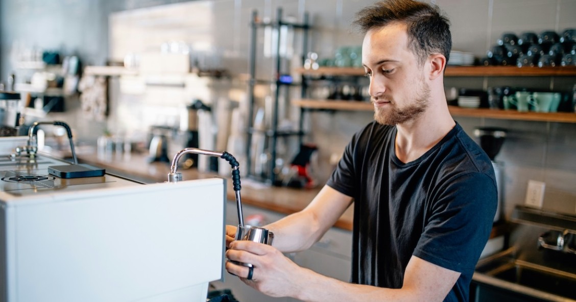 jovem a trabalhar num café