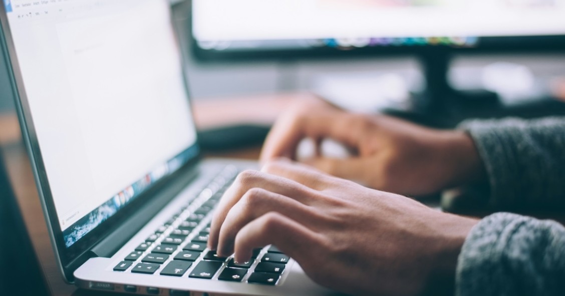 pessoa a escrever em computador