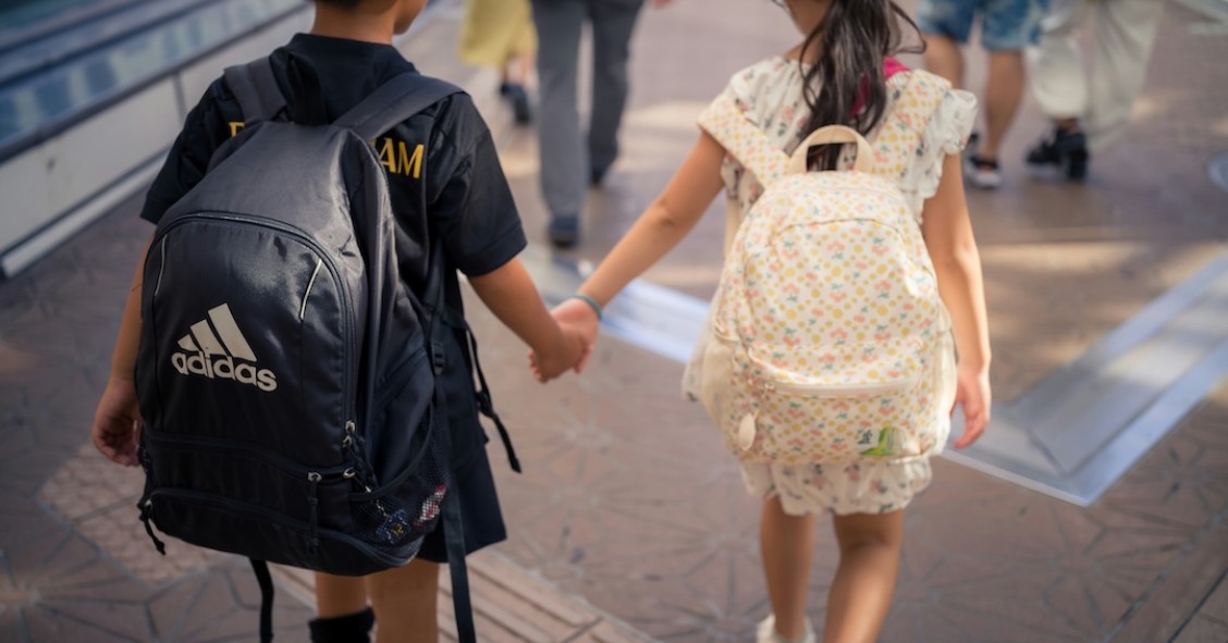 miúdos no regresso às aulas