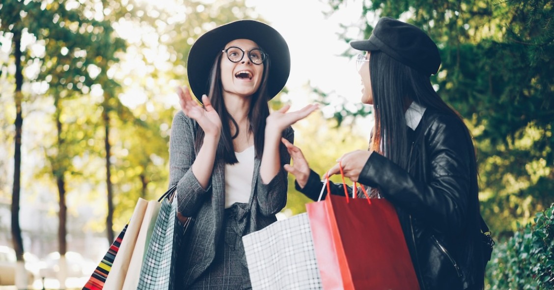 raparigas contentes com a Black Friday