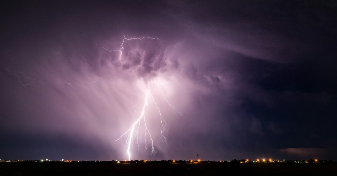 relâmpagos nos céus