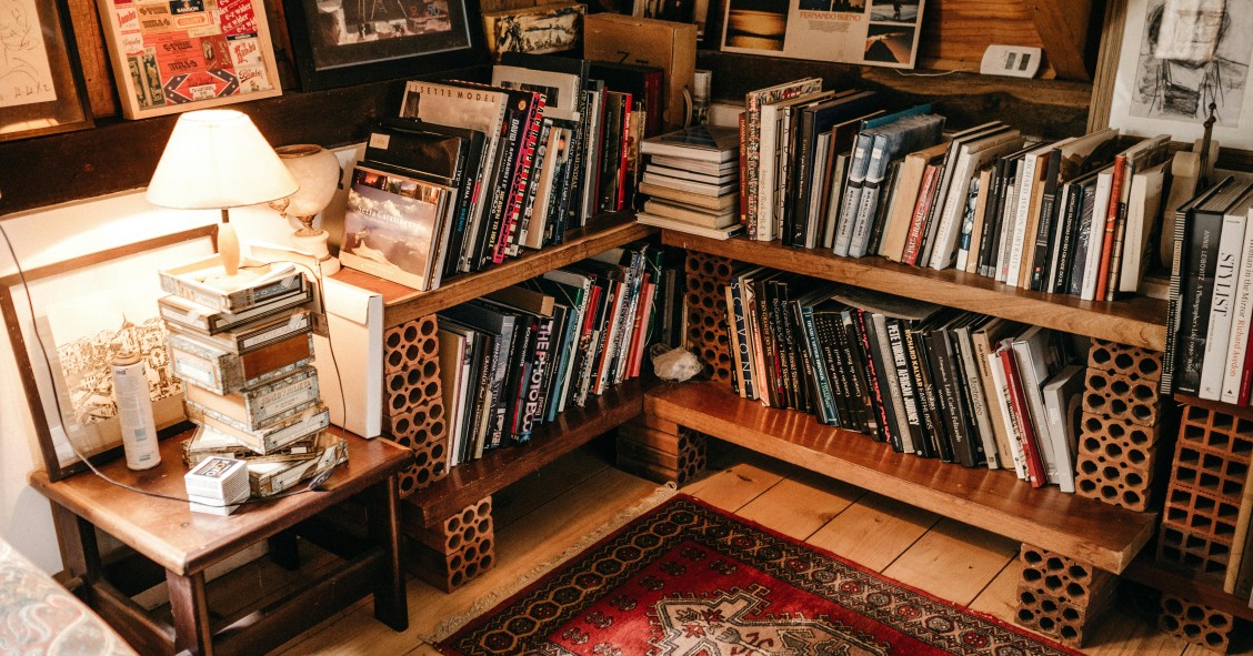 Como arrumar livros em pouco espaço