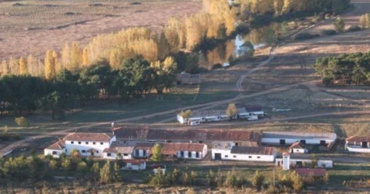 imagem aérea de riotuerto, na província de soria vende-se aldeia em espanha