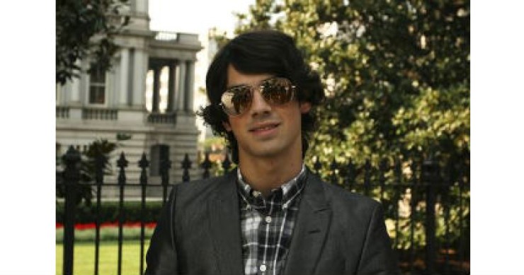 casas de famosos: irmão do meio dos jonas brothers compra novo apartamento em los angeles (fotos)