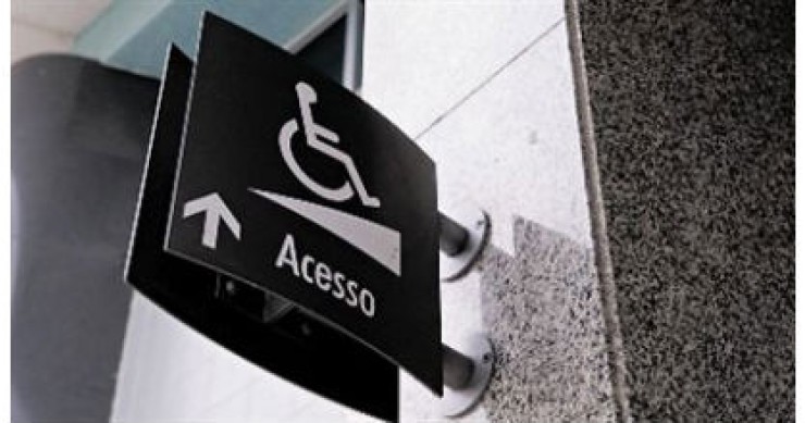 deco encontrou anomalias nos edifícios públicos, como portas que impedem o acesso a rampas edifícios públicos chumbam nas acessibilidades para deficientes