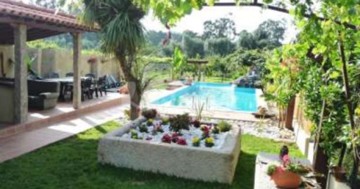 a casa tem uma piscina para adultos e outra para crianças casas de fim-de-semana: mansão com piscina a 5 km do guincho (fotos)