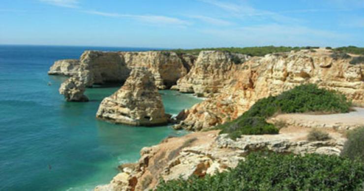 nos próximos dias deve haver mais pessoas a ir para o algarve passar férias casas de férias em portugal na mira dos angolanos