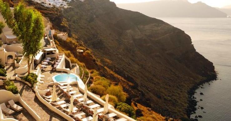 vista impessionante sobre o hotel e sua localização, nas falésias de oia hotel mystique: à beira das falésias da ilha de santorini (fotos)