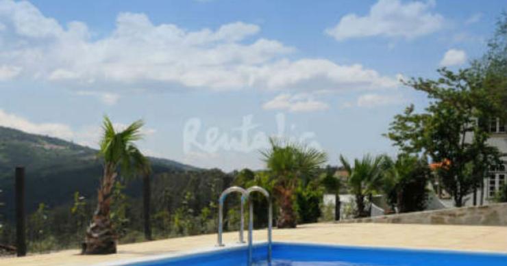 a quinta tem uma piscina com vista para a paisagem verde das serras da região casas de fim-de-semana: mini moradias com jardim a poucos metros da praia dos olhos de água (fotos)