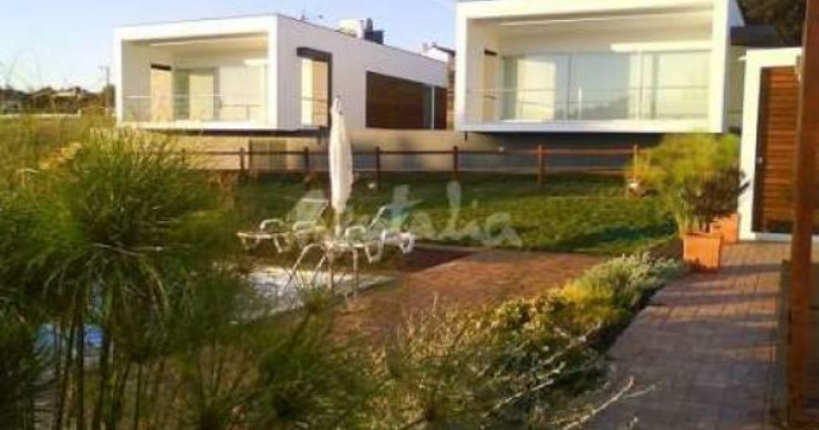 casas de fim-de-semana: linhas modernas em pleno campo com direito a piscina e barbecue (fotos)