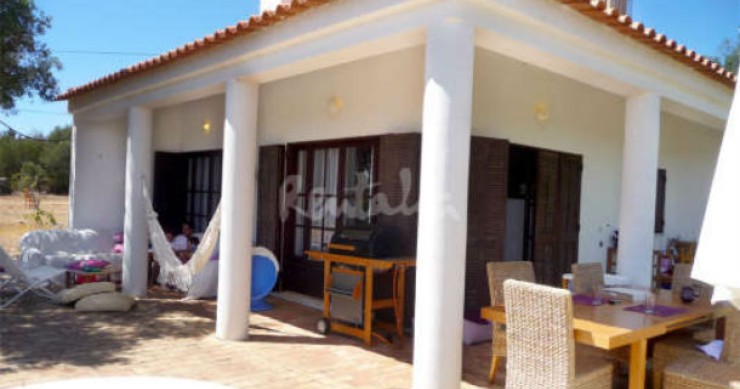 localizada em vila franca do campo, a casa tem piscina e encontra-se a 50 metros da praia casas de fim-de-semana: no campo com vista para o mar e ria do alvor (fotos)