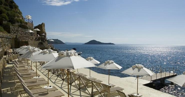 o hotel il pelicano tem uma piscina aquecida de água salgada e maravilhosas vistas para o mar hotel il pelicano: luxo mergulhado no azul da toscana (fotos)