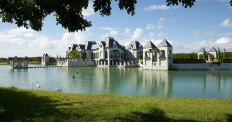 vista panorâmica do exterior da mansão casas de sonho: castelo moderno no meio de um lago com cisnes (fotos)