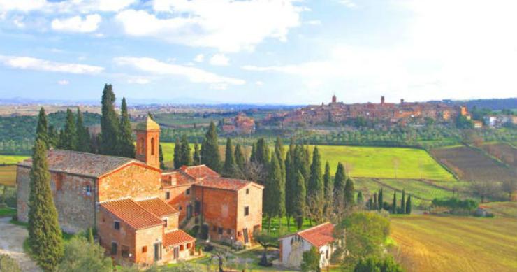 o hotel está situado no coração da toscana, na província de siena, itália hotel residenza d’arte: dormir entre quadros e esculturas na toscana, itália (fotos)
